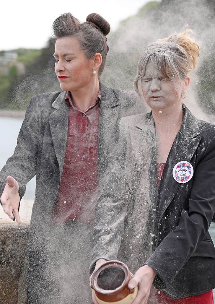 Jeanne et Gabrielle recouvertes de cendre