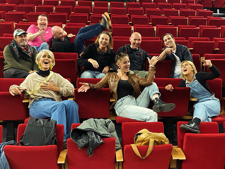 Les comédiens de la troupe dans les fauteuils du théâtre